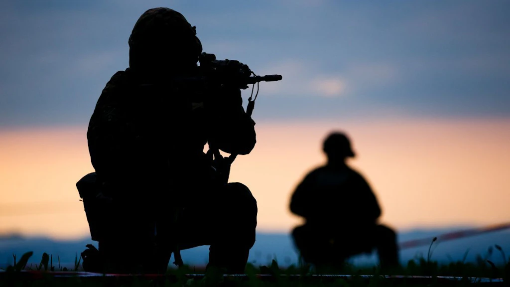 AdA mit Sturmgewehr in Schussbereitschaft