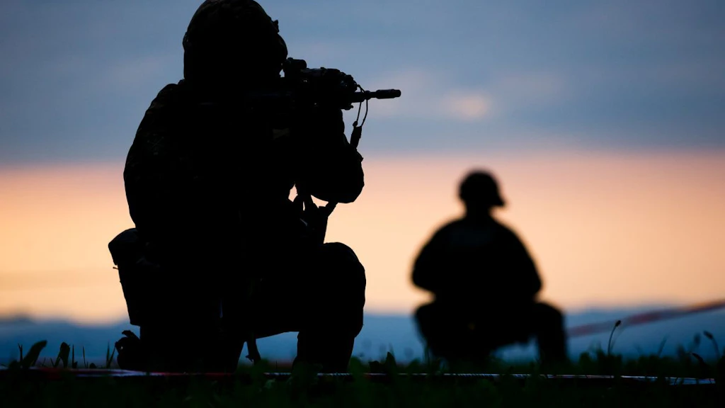 AdA mit Sturmgewehr in Schussbereitschaft