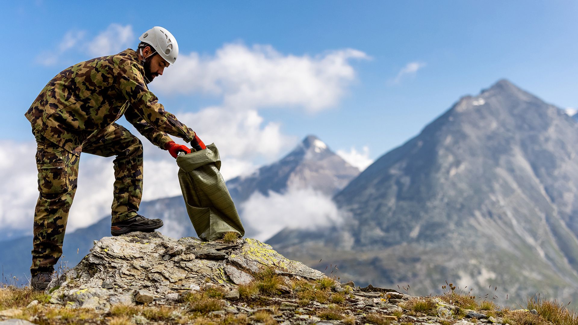 Mil ramassant des résidus de munitions