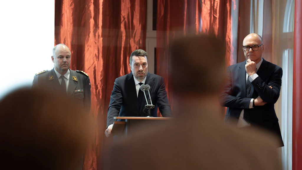 Le conseiller fédéral Martin Pfister, le chef de l’Armée Benedikt Roos et le directeur du SRC Serge Bavaud répondent aux questions.