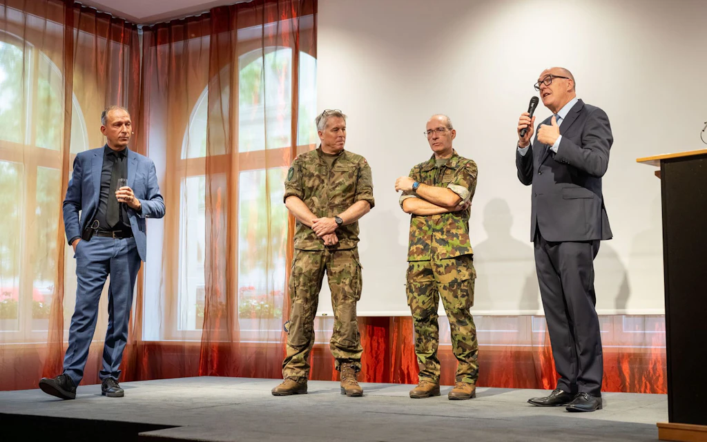 … au professeur Thomas Zurbuchen, au divisionnaire Christian Oppliger, au colonel EMG Ludovic Monnerat et au conseiller fédéral Martin Pfister.