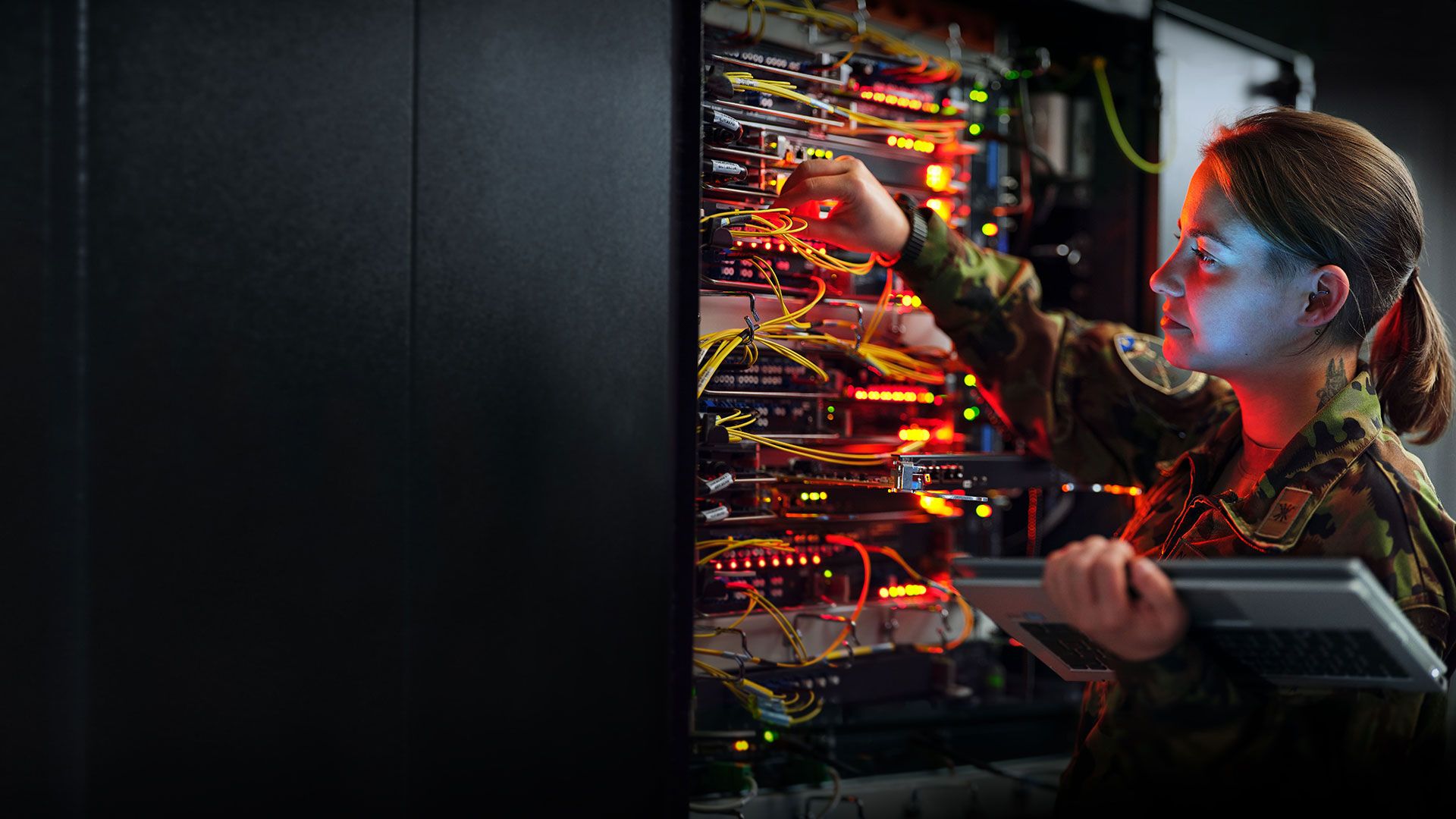 Une spécialiste réseau diagnostique un problème sur un système optique de transmission des données