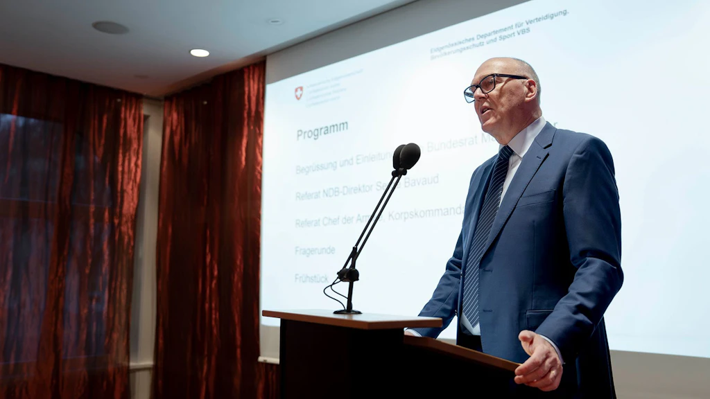 Le conseiller fédéral Martin Pfister accueille les parlementaires à la séance d’information du DDPS. 