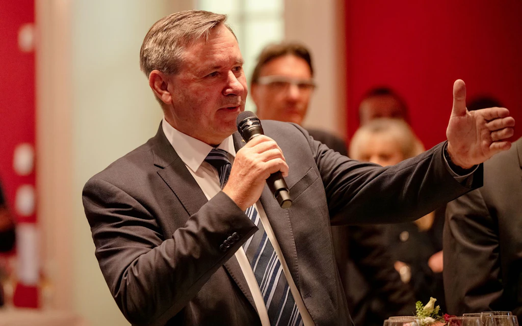 Le thème de l’espace suscite un vif intérêt chez les parlementaires. Questions des conseiller aux États Werner Salzmann (UDC), …