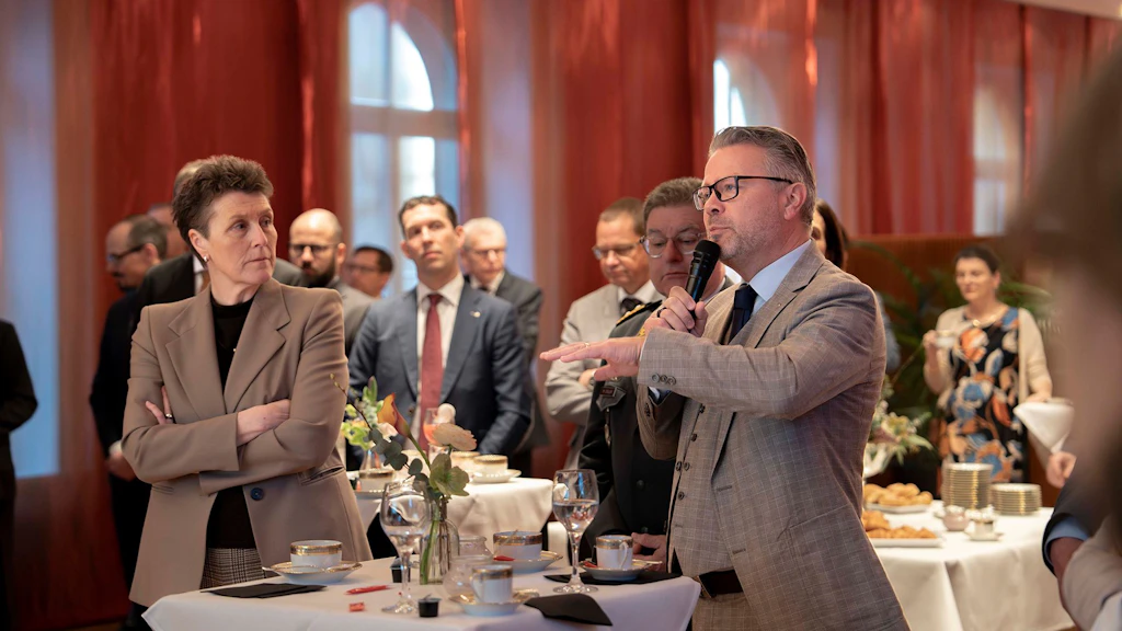 Le conseiller national Thomas Rechsteiner (Le Centre) pose des questions aux intervenants. 