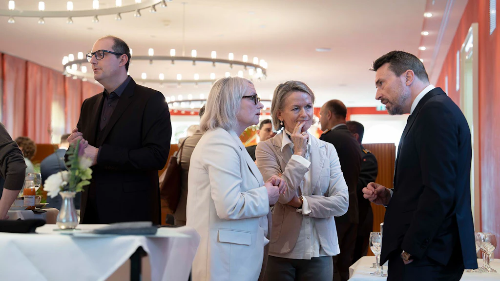 Le directeur du SRC Serge Bavaud prête une oreille attentive à la conseillère nationale Elisabeth Schneider-Schneiter (le Centre) et à la conseillère aux États Andrea Gmür-Schönenberger (le Centre) (depuis la gauche).