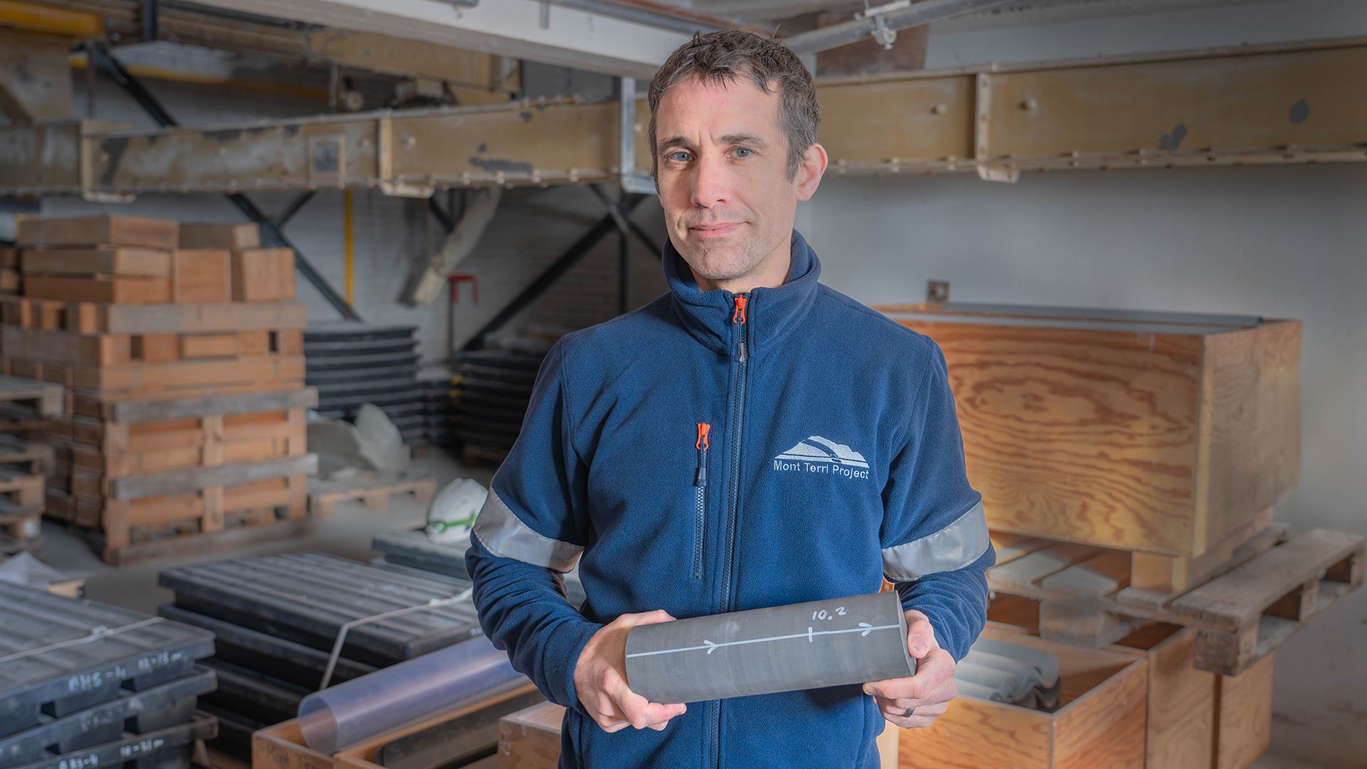 David Jaeggi tenant une carotte issue du laboratoire souterrain