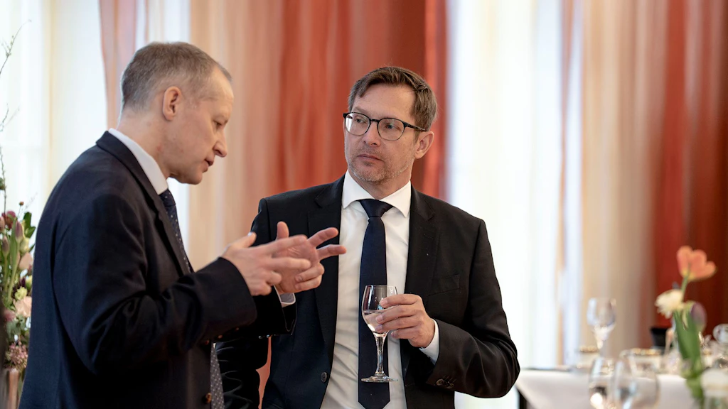 Le conseiller national Heinz Theiler (PLR) s’entretient avec le secrétaire d’État Markus Mäder.