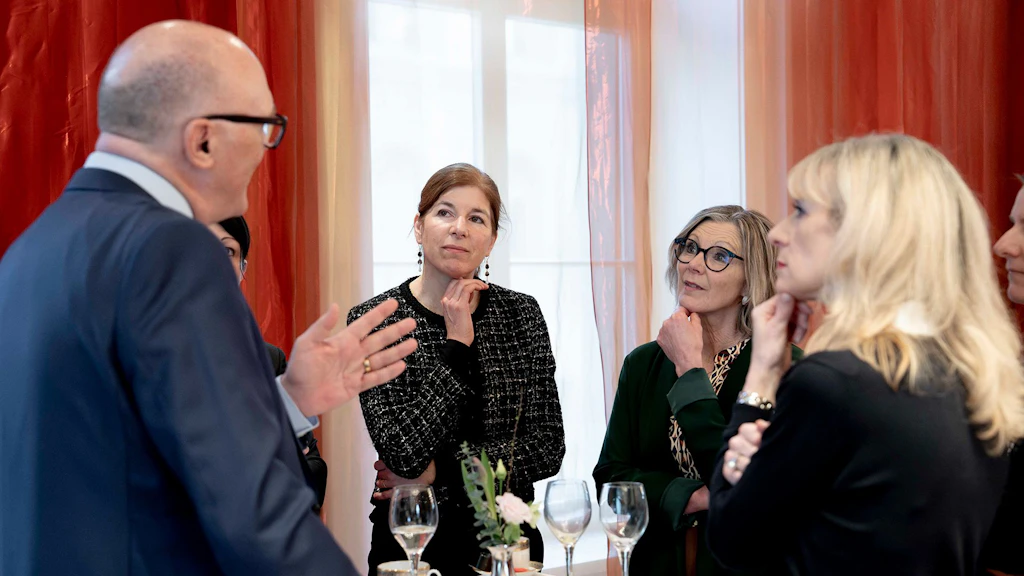 (depuis la gauche) La conseillère nationale Simona Brizzi (PS), la conseillère aux États Maya Graf (Les Vert-e-s) et la conseillère nationale Priska Seiler Graf (PS) écoutent les explications du conseiller fédéral Martin Pfister pendant le petit-déjeuner.
