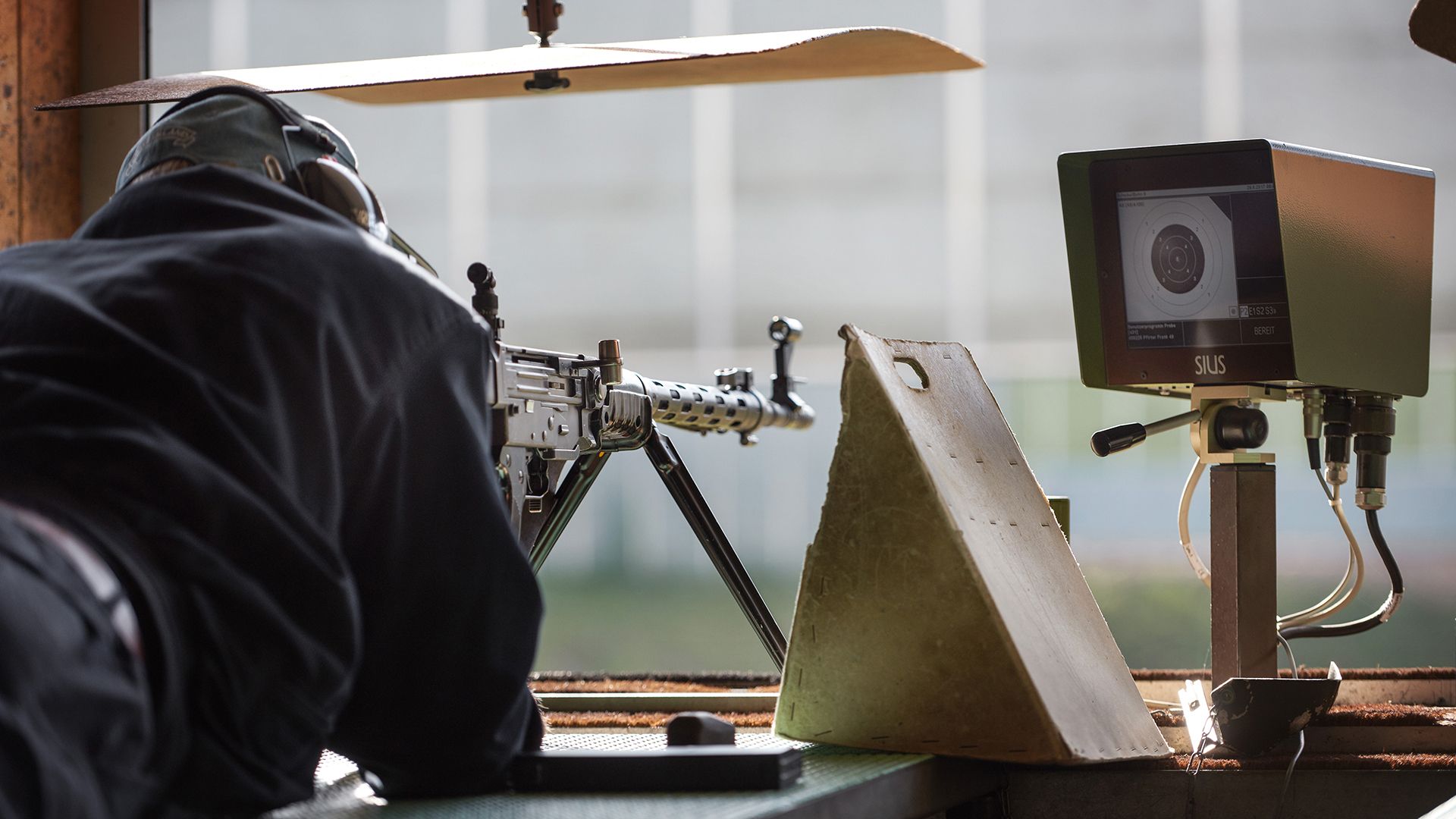 Tiratore con fucile d’ordinanza 57 in un impianto di tiro