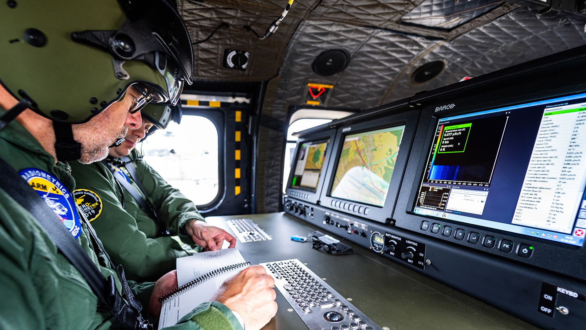 Operatori misurano la radioattività