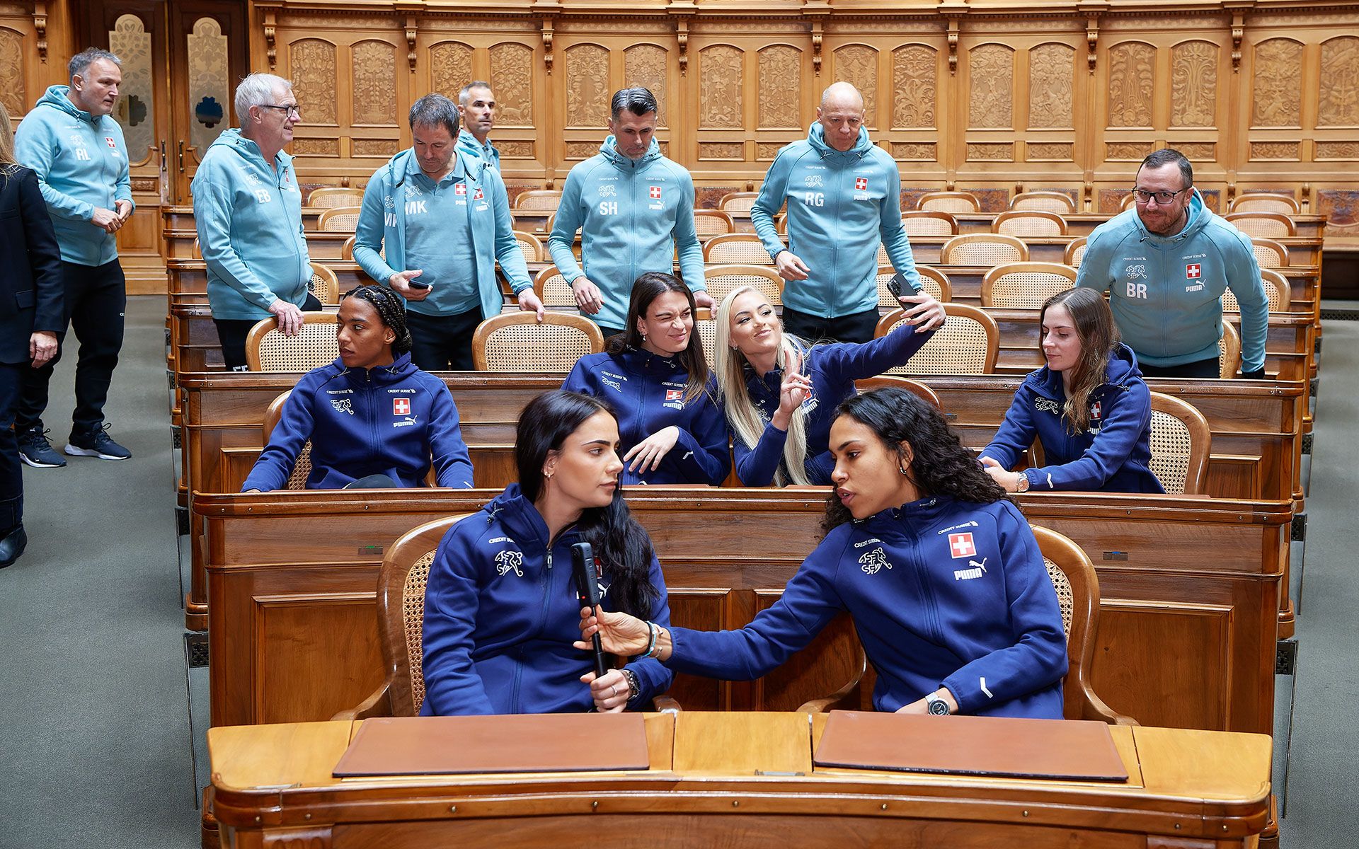 Le giocatrici si scattano dei selfie ricordo nella sala del Consiglio Nazionale.