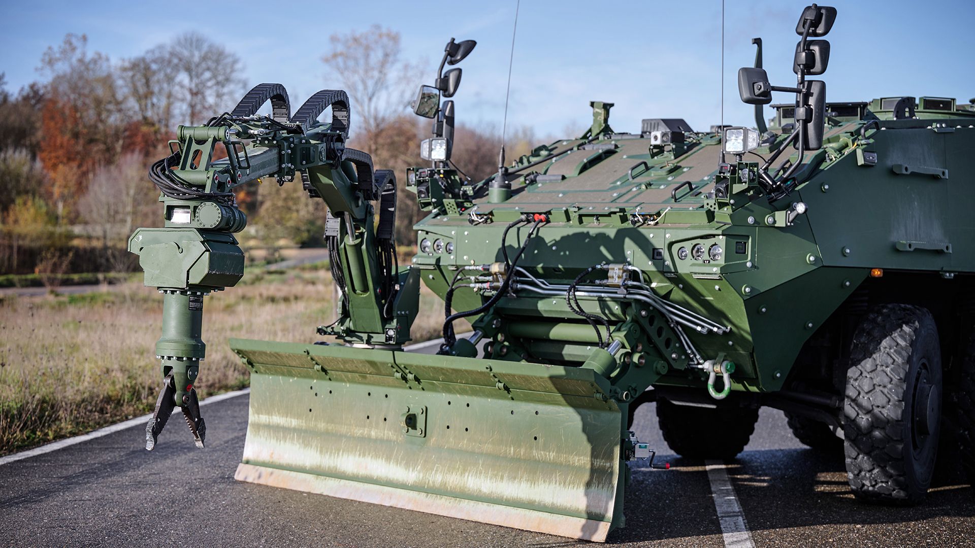 Veicolo per zappatori carristi Piranha IV equipaggiato nella configurazione con braccio prensile